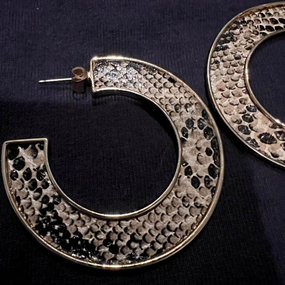 Snake skin loop earrings - Picture 1 of 3